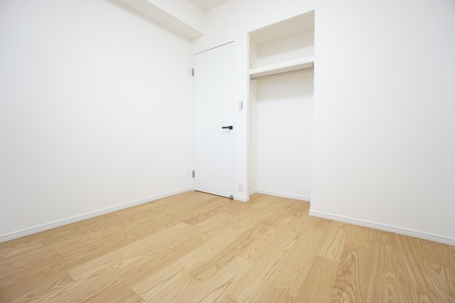 約5．0帖の洋室！全室建具も交換済み♪お部屋のレイアウトもしやすい形です！