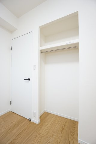 オープン収納を採用！扉の開け幅がいらず、お部屋を広く使えます！