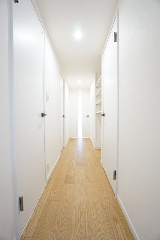 白基調の建具やクロスにフローリングの木目が引き立つ明るく、オシャレな仕上がりです♪