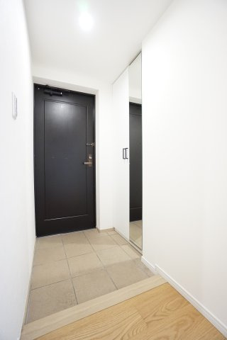 大型ミラー付きシューズボックスを採用！長靴やブーツなども収納できる可動棚タイプを採用！