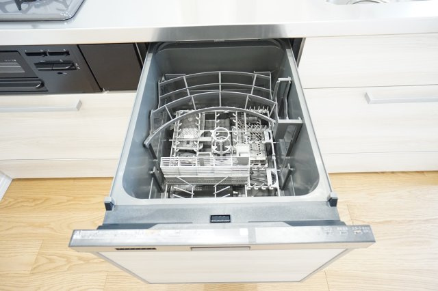 水洗いした食器を中に入れて、専用の洗剤を投入すれば、ボタン一つで洗浄～乾燥まで自動で行います！家事の手間も短縮できる強い味方！少量の場合、乾燥機能のみで使用すれば洗い終わった後の食器の置場も不要！