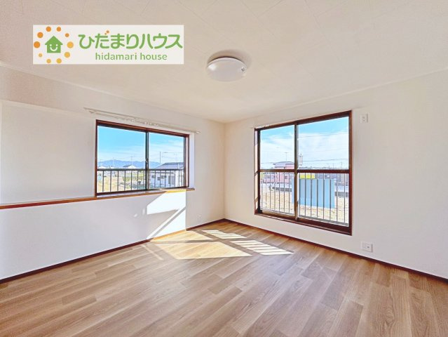 広めの主寝室は、ベッドの他にもパソコンデスクやドレッサーなども置けちゃいます(*^-^*)