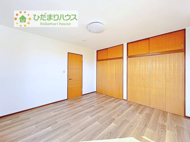 バルコニーに面していて、たっぷり光りの入る明るい主寝室です！