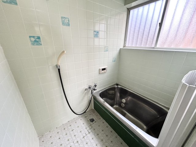 入浴時の快適さも大事なことですが、綺麗な状態を維持できなければ気持ちよく入浴できません。毎日の掃除が楽という点は大事なポイントになります！カビが生えにくく掃除がしやすい、壁や浴槽を選ぶといいでしょう。