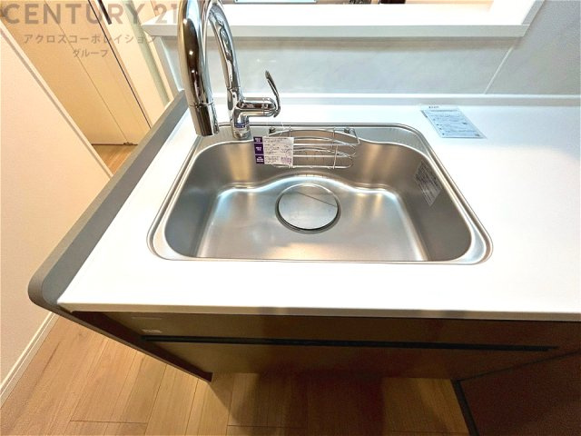 大きなシンクでお鍋などの大きな調理器具を洗う際にも便利です。　