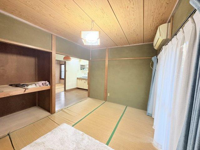 1階6帖の和室。広めの押入れがあります。
