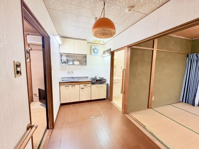 ダイニングキッチン。和室の間に位置しているので回遊性良いです。
