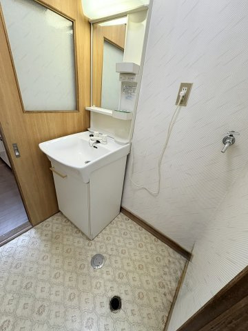 コンパクトな洗面所です。洗濯機置き場もあります。