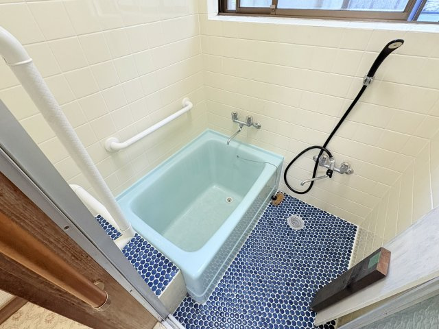 浴室もコンパクトでシンプルです。