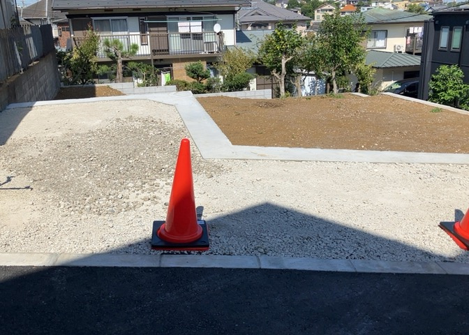 土地の形が極端に長細かったり、狭小地、あるいは道路との高低差がある傾斜地だった場合、後々売ろうとしても買い手がつかない場合もあります。後々、売却することになった時に価値の下がらない土地を選びましょう。