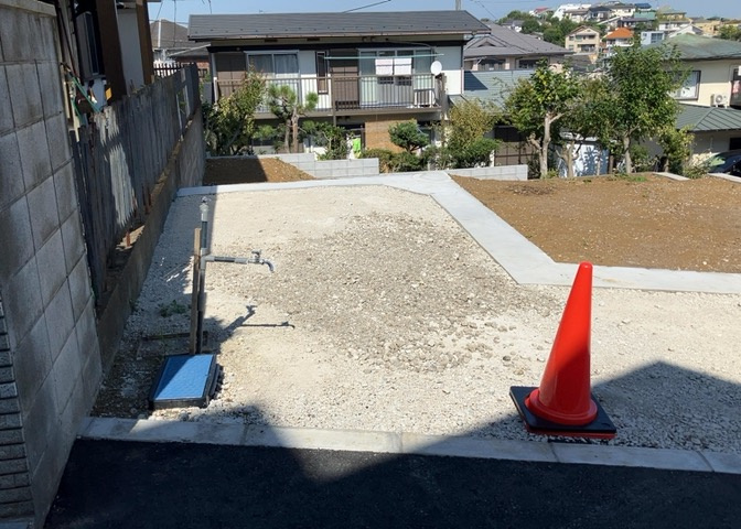 土地の面積＝住宅面積ではありません。建ぺい率の問題などで、土地のある場所によって住宅を建てられる面積は限られています。高さもしかり、「土地」という言葉の中には、建築条件も含まれると考えておきましょう。