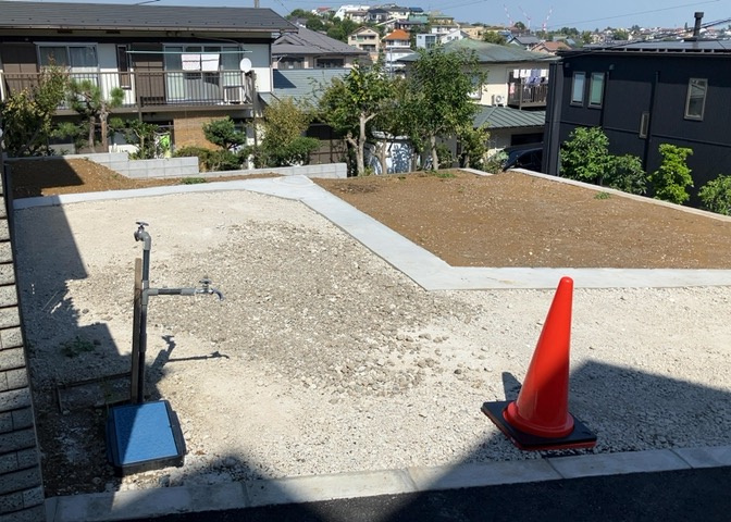 家を建てる場合、方位は要チェックです。現実的に日当たりのよい家ならばリビングは南側、建築基準法でも北側に当たる家への配慮は求められています。土地を見学に行く際は、方位磁針を持って行くようにしましょう。