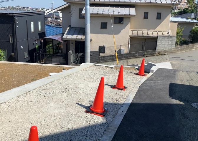 土地の前の道路に消火栓が設置されていることがあります。この場合、道路交通法第45条第1項により、駐車禁止の場所が指定されています。そのため、車庫などの駐車スペースをつくることができない場合があります。