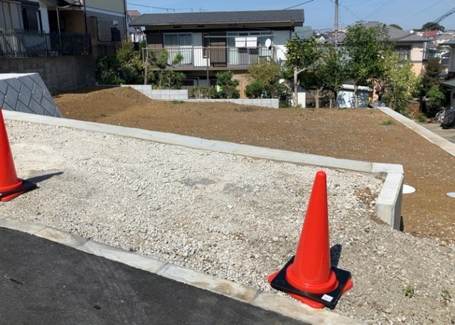 土地購入を検討されている場合、境界杭がない状態で購入してしまうと境界確定測量をする必要があり、費用がかかります。購入の前に、売主、隣土地所有者立ち合いのもと境界を確定し境界杭を設置するのがベストです。