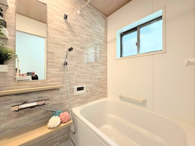 ◆モダンデザインの空間が気持ちよさを高めてくれるバスルーム。すっきりとした清潔感があり、心身をリフレッシュできる寛ぎを深めてくれるスペースです。