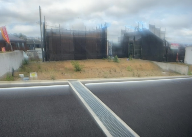 土地の面積＝住宅面積ではありません。建ぺい率の問題などで、土地のある場所によって住宅を建てられる面積は限られています。高さもしかり、「土地」という言葉の中には、建築条件も含まれると考えておきましょう。