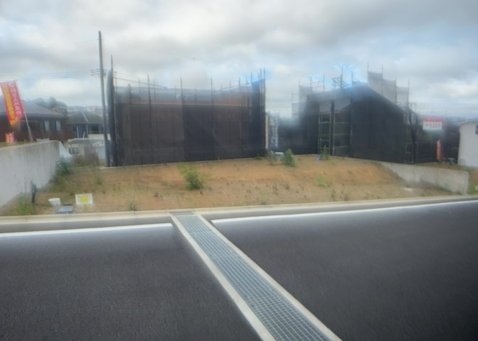 家を建てる場合、方位は要チェックです。現実的に日当たりのよい家ならばリビングは南側、建築基準法でも北側に当たる家への配慮は求められています。土地を見学に行く際は、方位磁針を持って行くようにしましょう。