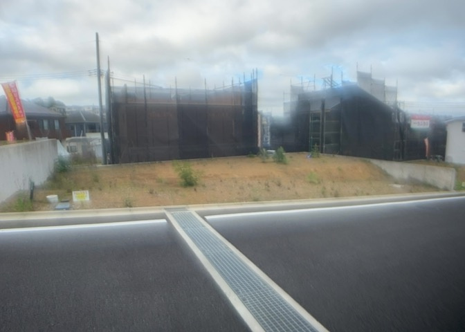 土地を買う際、住む地域の自治体や福祉の補助制度にも注目してみましょう。子供や老人の医療補助やゴミ出しのルールなど、自治体によってルールに大きな違いがあるため、暮らしやすい土地で判断するとよいでしょう。