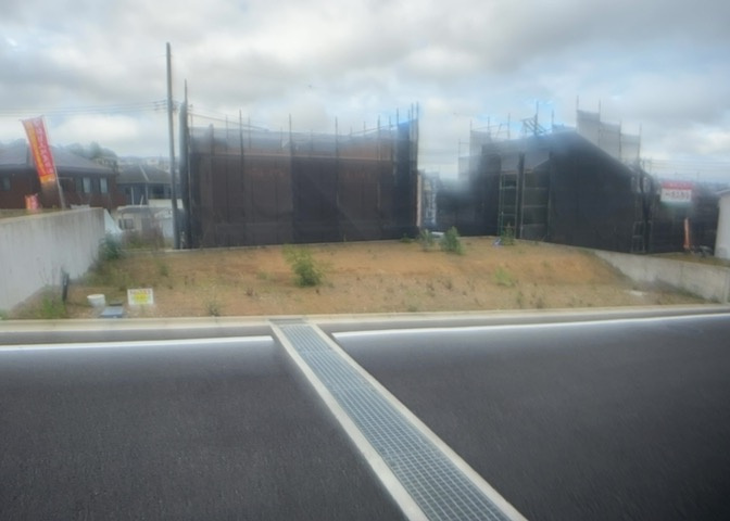 土地の前の道路に消火栓が設置されていることがあります。この場合、道路交通法第45条第1項により、駐車禁止の場所が指定されています。そのため、車庫などの駐車スペースをつくることができない場合があります。