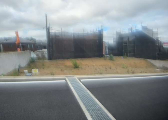 家を建てる前提で土地を探している場合、地盤の丈夫さは譲れない条件の一つです。地盤が脆弱だと追加工事が必要となります。また、過去に地盤沈下や液状化現象を起こした土地は、できるだけ避けた方がいいでしょう。