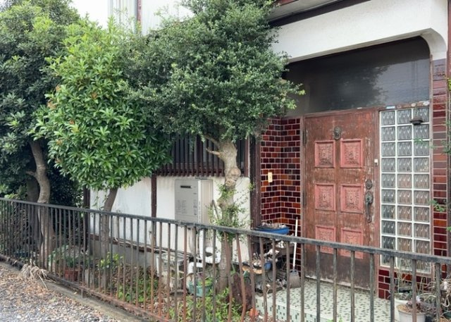 土地の形が極端に長細かったり、狭小地、あるいは道路との高低差がある傾斜地だった場合、後々売ろうとしても買い手がつかない場合もあります。後々、売却することになった時に価値の下がらない土地を選びましょう。