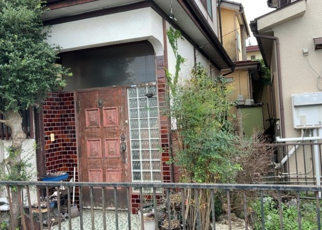 土地の面積＝住宅面積ではありません。建ぺい率の問題などで、土地のある場所によって住宅を建てられる面積は限られています。高さもしかり、「土地」という言葉の中には、建築条件も含まれると考えておきましょう。
