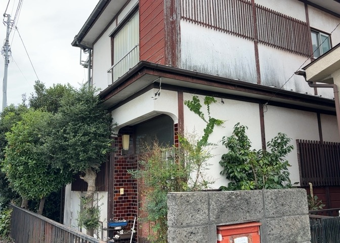 家を建てる場合、方位は要チェックです。現実的に日当たりのよい家ならばリビングは南側、建築基準法でも北側に当たる家への配慮は求められています。土地を見学に行く際は、方位磁針を持って行くようにしましょう。