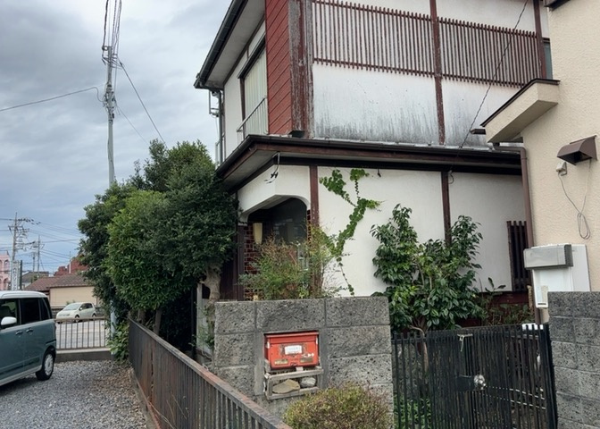 土地の前の道路に消火栓が設置されていることがあります。この場合、道路交通法第45条第1項により、駐車禁止の場所が指定されています。そのため、車庫などの駐車スペースをつくることができない場合があります。