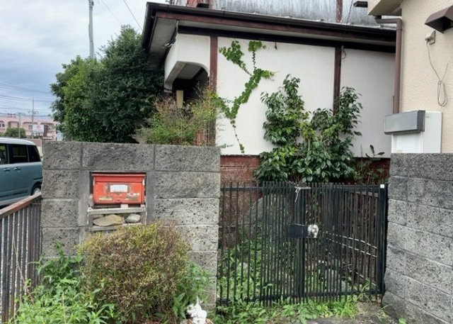 現地に行くなら、物件の周囲の地形がどうなっているかを見ることも大切です。周辺より低くなっている土地では、大雨などで水が集まりやすいため、地盤が弱くなっているということも考えられるため、注意が必要です。
