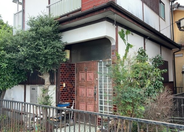 土地購入を検討されている場合、境界杭がない状態で購入してしまうと境界確定測量をする必要があり、費用がかかります。購入の前に、売主、隣土地所有者立ち合いのもと境界を確定し境界杭を設置するのがベストです。