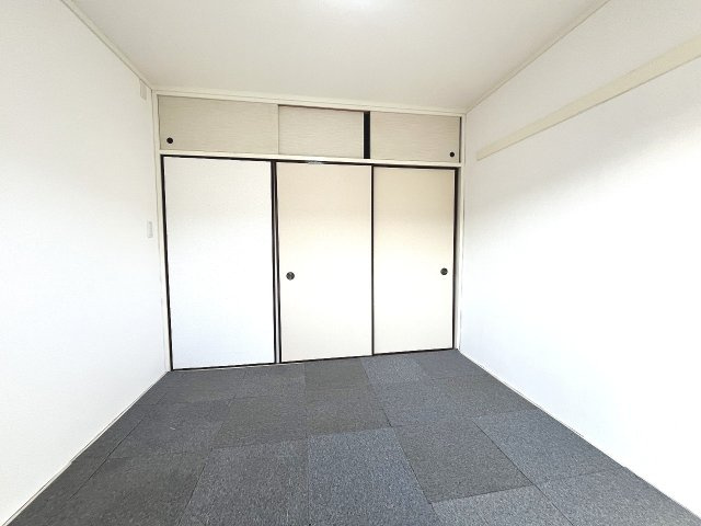 和室4.5畳、こちらはカーペットがしかれています