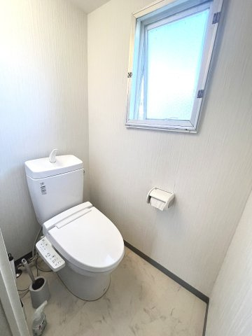 温水洗浄便座付きトイレ、窓もあり換気も安心