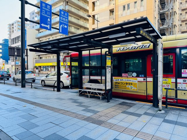 ～物件すぐ前がバス停、大変便利です～