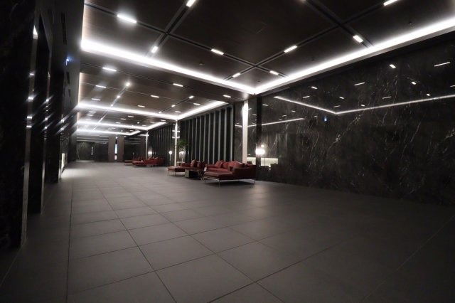 【エントランスホール】約340平米！ラグジュアリーホテルのロビーのような、奥深く広がる大空間です。