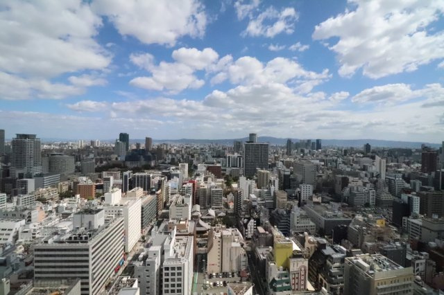 【スカイラウンジからの展望】高層タワーの醍醐味！都市・大阪の街並み、その向こうの山々を一望できます。