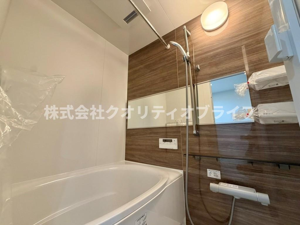 1日の疲れをゆったりと癒せる、クリーンで心地よいバスルーム。お気に入りの入浴剤を入れて、贅沢なリラックスタイムを過ごせる空間です。毎日のバスタイムが楽しみになるような、開放感のある設計です。