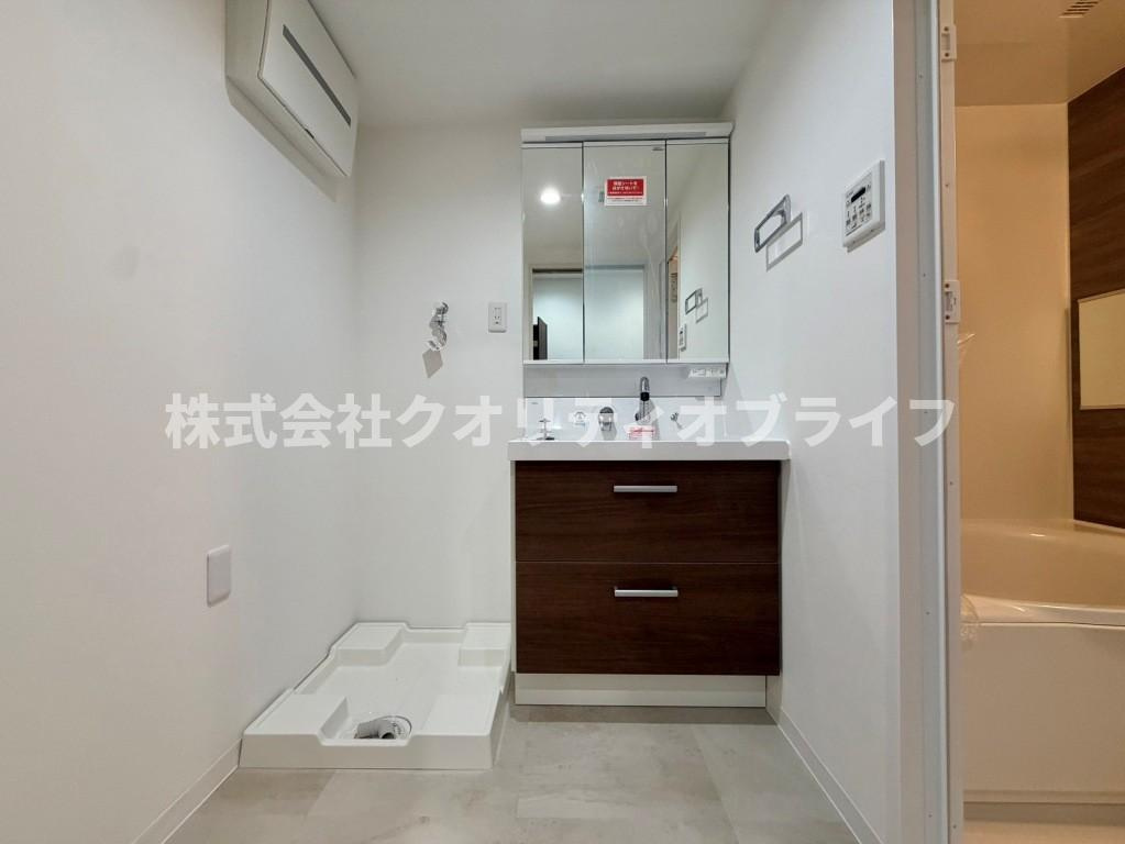 朝の身支度がスムーズにできる便利な三面鏡付きの洗面化粧台。鏡の裏はすべて収納スペースになっており、散らかりがちな洗面まわりの小物を隠してスッキリと片付けることができます。