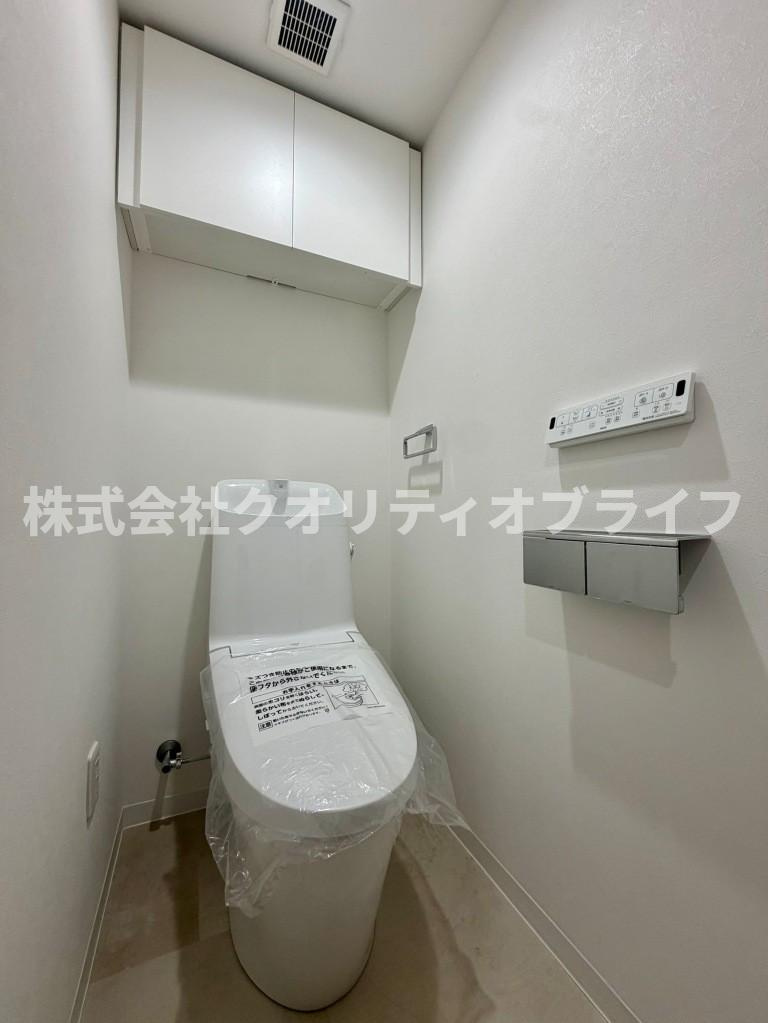 衛生的で年中快適に使用できる温水洗浄便座付きのトイレ空間。便座をいつでも清潔に保てるだけでなく、お掃除がしやすい形状になっており、日々のちょっとしたお手入れのストレスを大幅に軽減してくれます。