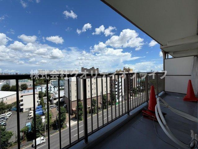 南向きの窓から心地よい自然光がたっぷり差し込むバルコニー。お天気の良い日はお洗濯物や布団もフカフカにカラッと乾き、毎日を気持ちよく、健やかに過ごせる明るい空間です。