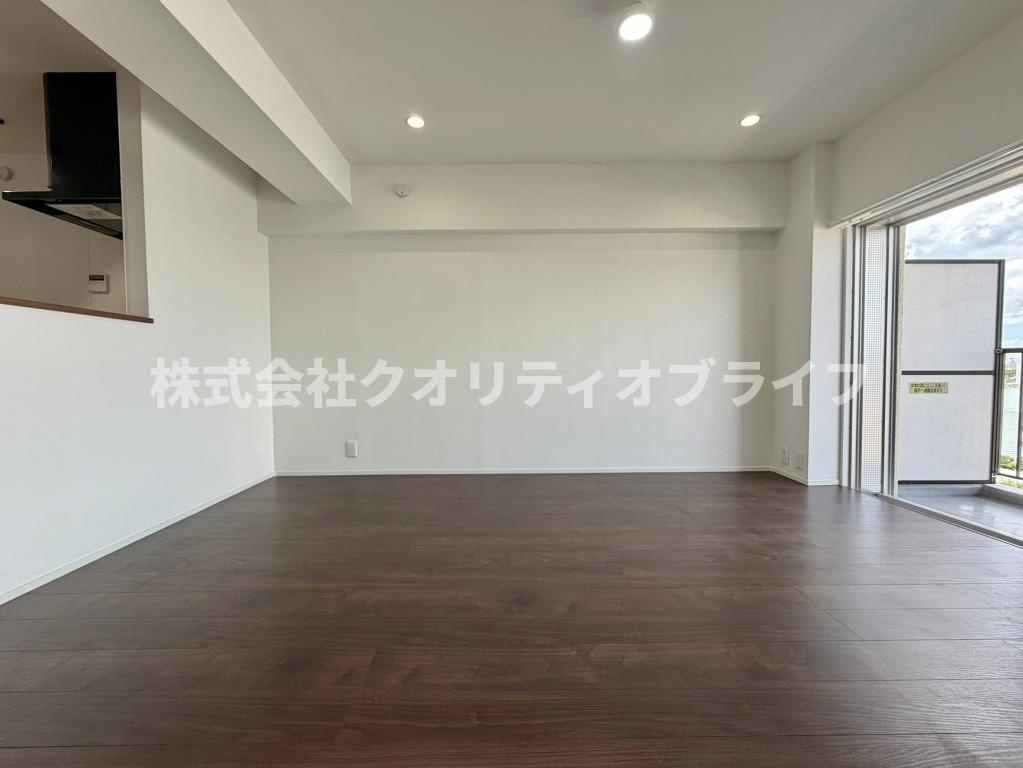 南向きの大きな窓から心地よい光が差し込む明るいLDK。家族が集まりゆったり寛げる開放的な空間設計です。実際の陽当りや風通しの良さは、写真以上に心地よさを感じられます。