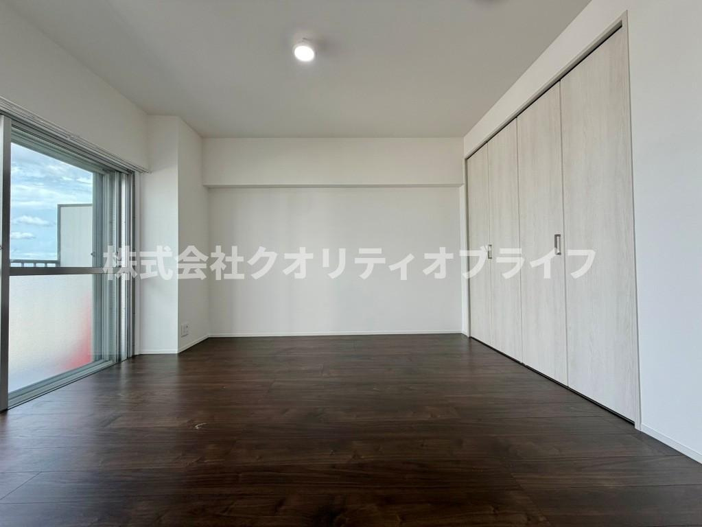 ゆとりある広さが確保された、夫婦の主寝室に最適な洋室。大型のベッドを置いても圧迫感がなく、1日の疲れを癒すプライベートな睡眠空間として落ち着いた雰囲気に包まれています。