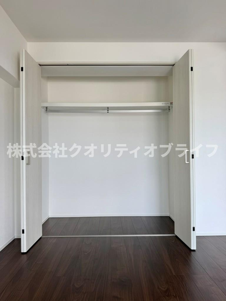 各居室に標準装備された使い勝手の良いクローゼット。ハンガーパイプや棚が設置されており、洋服や季節ものの荷物をすっきりと片付けて、お部屋の広さを有効に活用できます。