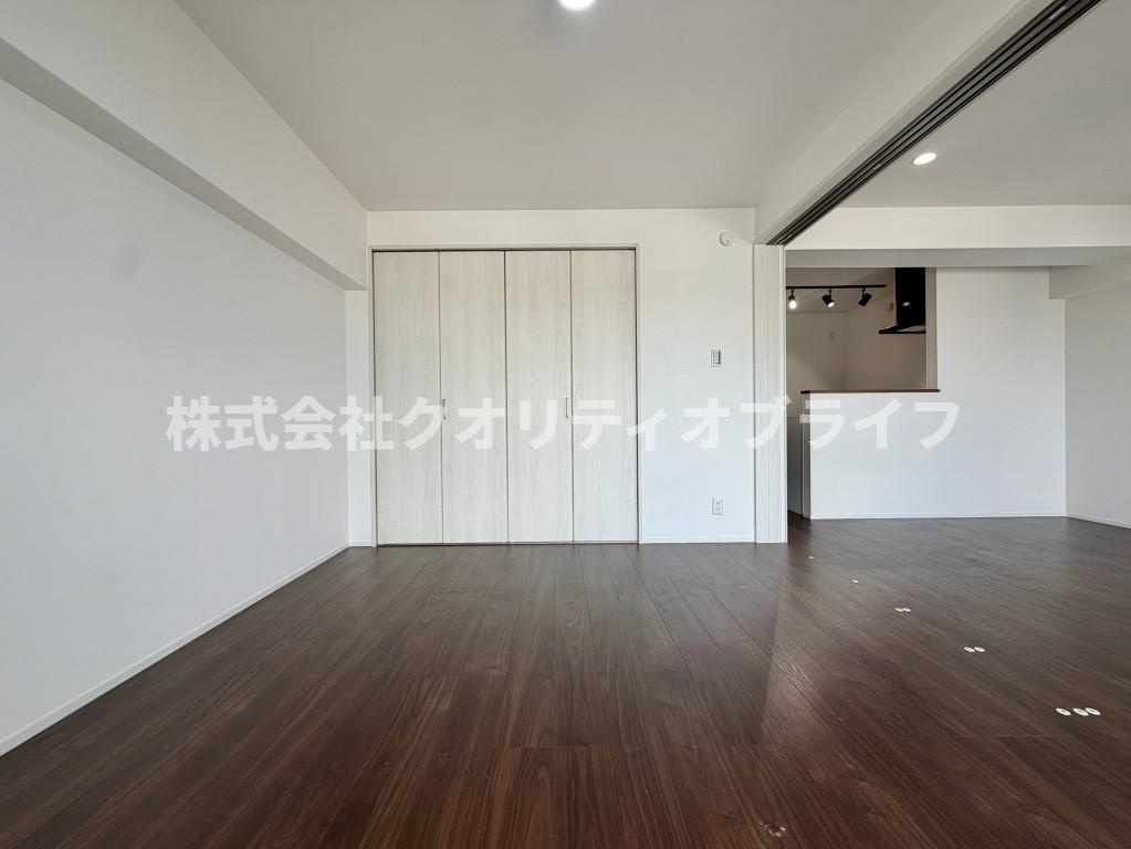 大型のベッドを配置しても圧迫感のない、ゆとりある広さを確保した洋室。1日の疲れをゆったりと癒す主寝室にふさわしく、落ち着いたインテリアで静かなプライベートタイムを演出できる快適な空間です。
