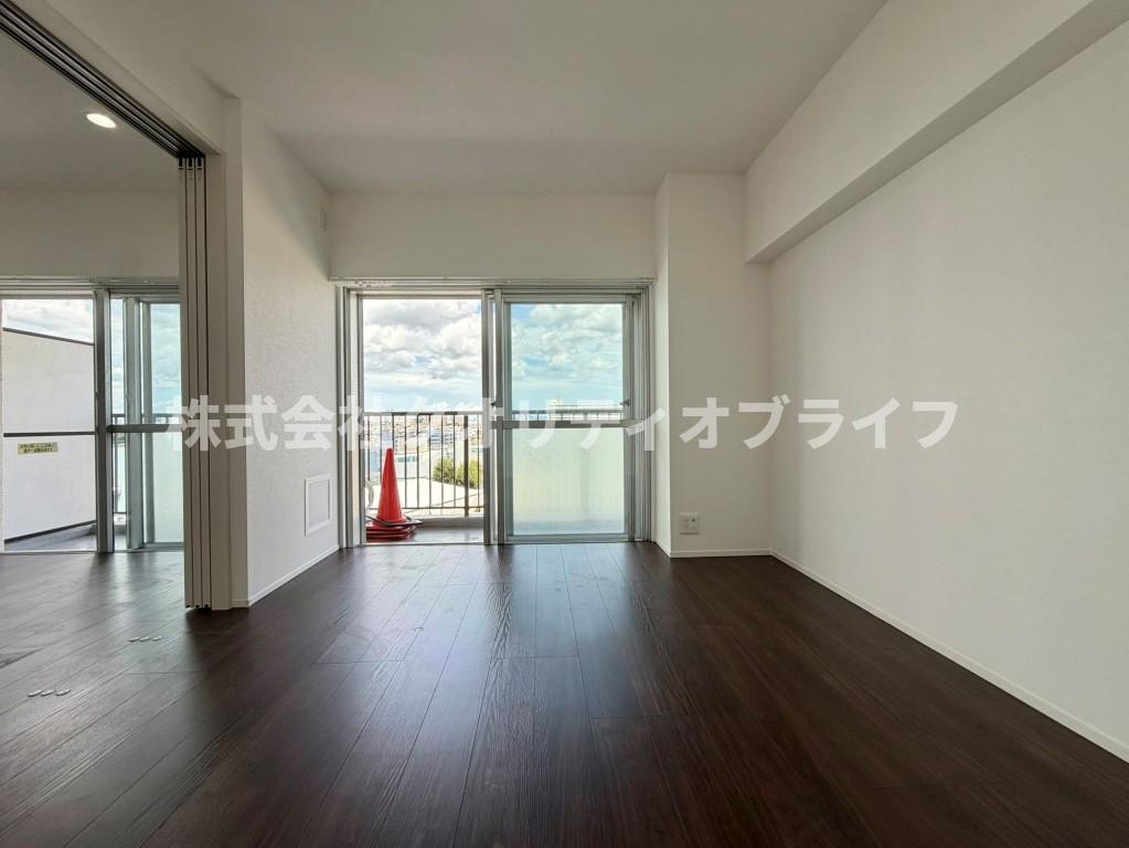 クロスやフローリング、建具まで全てが綺麗に新品交換された清潔感あふれるリノベ洋室。新築さながらの美しさと洗練されたトーンで、どんなデザインの家具を配置しても綺麗に馴染む空間に仕上がっています。