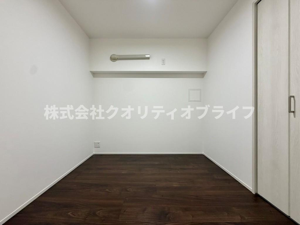 コンパクトながら使い勝手の良い洋室。