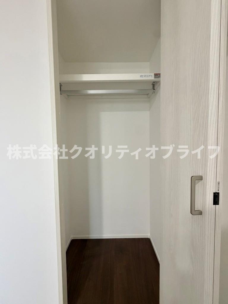 衣服だけでなく、スーツケースや季節物の家電まで丸ごと収納できる大容量のクローゼット。