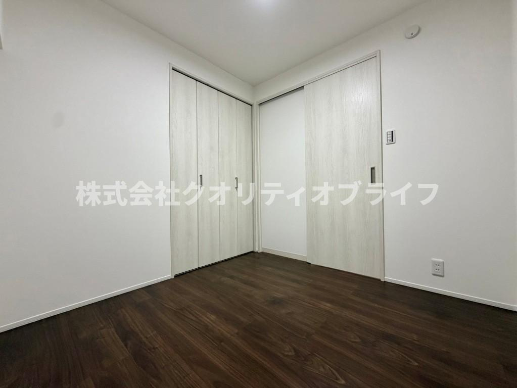 お洋服や季節ものの荷物をたっぷり保管できるクローゼットに直結した洋室。室内を常に生活感のない美しく整った状態にキープでき、毎日の身支度もスムーズにこなせる機能的な空間です。