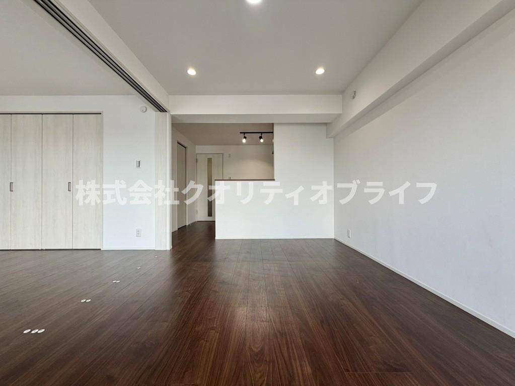 ナチュラルな木目が美しい、足触りの良いフローリング仕様のリビング。どんなテイストの家具やインテリアにも合わせやすく、日々のお掃除やお手入れがしやすいのも嬉しいポイントです。