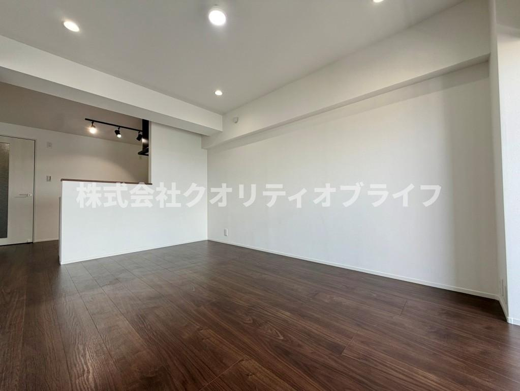 壁面が多く家具の配置がしやすい縦長タイプのリビング。隣接する洋室の扉を開放することで、さらに広々とした大空間としてフレキシブルに活用できる使い勝手の良い間取りです。