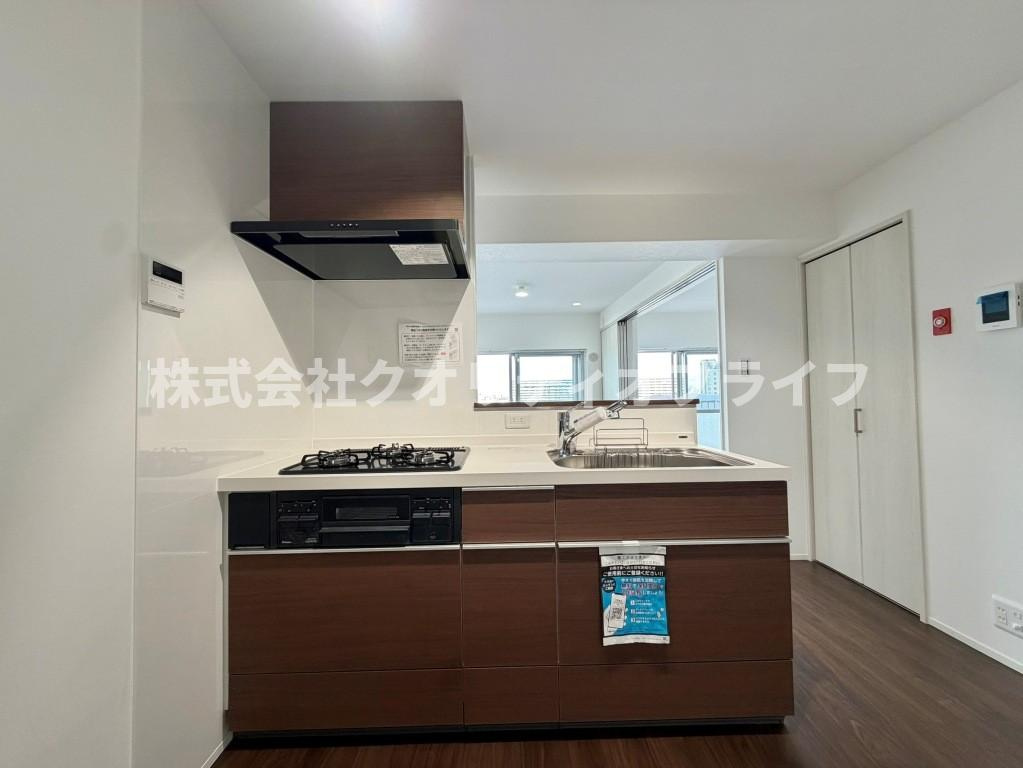 お部屋の大きな窓から差し込む自然光が優しく届く、明るく爽やかなキッチン。心地よい風も通り抜けやすく、調理時のにおいもこもりにくいため、いつでもクリーンで気持ちの良い空間をキープできます。